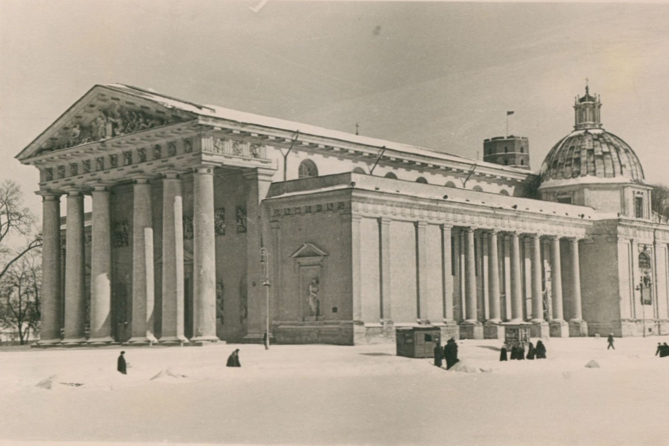 Vilniaus katedra jau be stogo skulptūrų. Nuotrauka daryta prieš  pastato restauraciją,  1956 m. Nuotraukos autorius nežinomas. Vilniaus regioninis valstybės archyvas. F. 1019, ap. 11, b. 6116, l. 41.