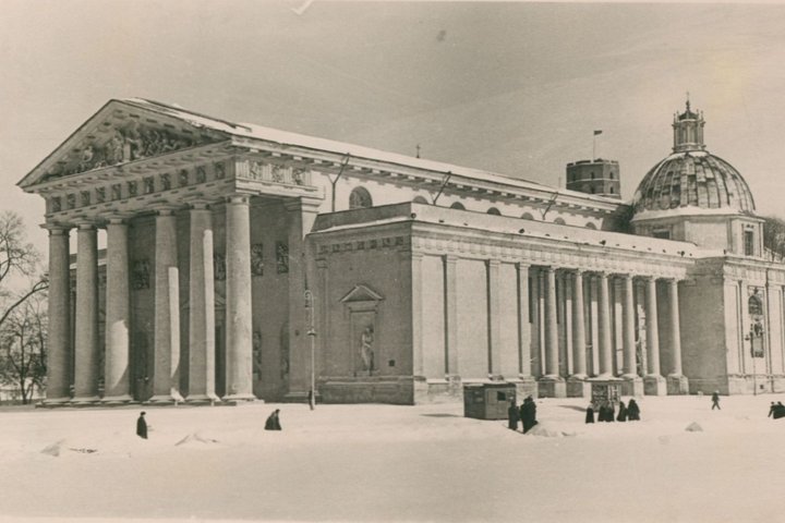 Vilniaus katedra jau be stogo skulptūrų. Nuotrauka daryta prieš  pastato restauraciją,  1956 m. Nuotraukos autorius nežinomas. Vilniaus regioninis valstybės archyvas. F. 1019, ap. 11, b. 6116, l. 41.